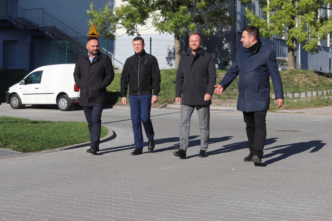 ulicę wizytowali prezydent Mariusz Chrzanowski, jego zastępca Piotr Serdyński, radny Marcin Dębek i przewodniczący Rady Osiedla nr 11 Piotr Pawłowski