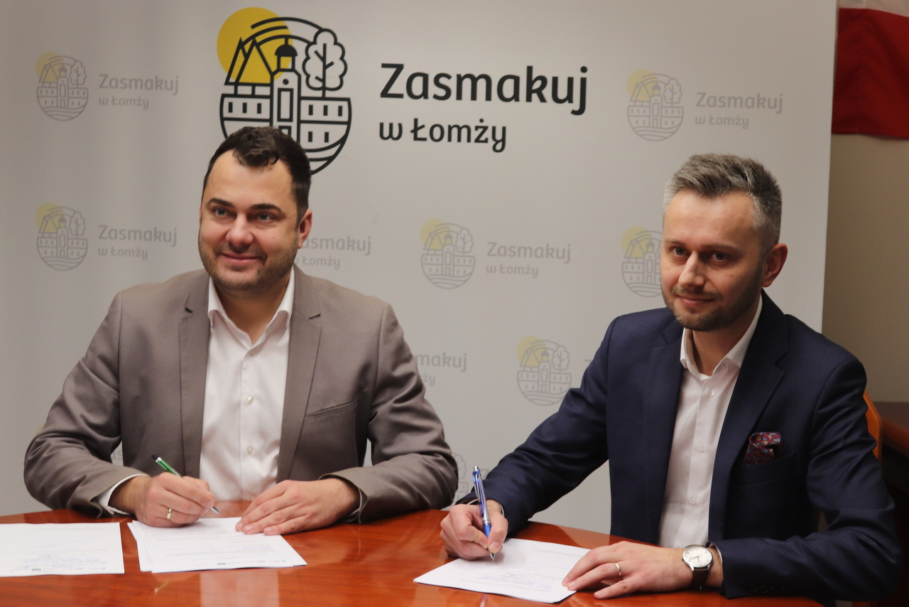 prezydent Łomży Mariusz Chrzanowski i Szymon Rogaczewski, dyrektor Regionu Podlaskiego Banku Gospodarstwa Krajowego