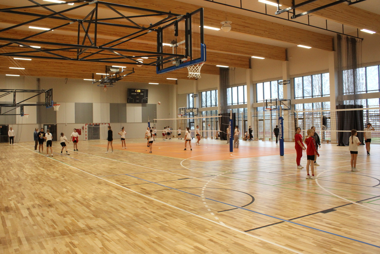W sali sportowej ćwiczą już uczniowie "Piątki"