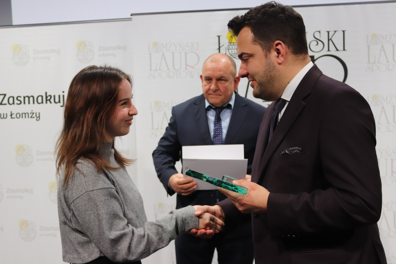 Społecznikiem Roku 2024 do lat 20 została uczennica III LO Dominika Niedźwiecka