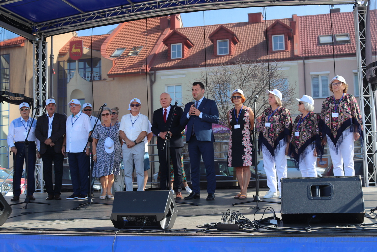 władze Łomży w towarzystwie seniorów podczas Seniorady w 2024 roku