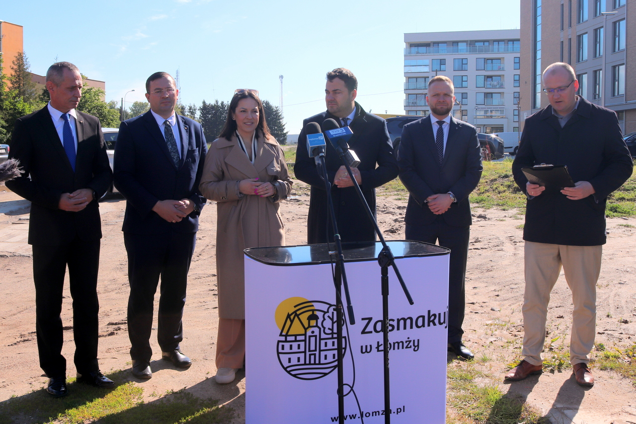 uczestnicy konferencji prasowej ws. przebudowy ulicy Owocowej