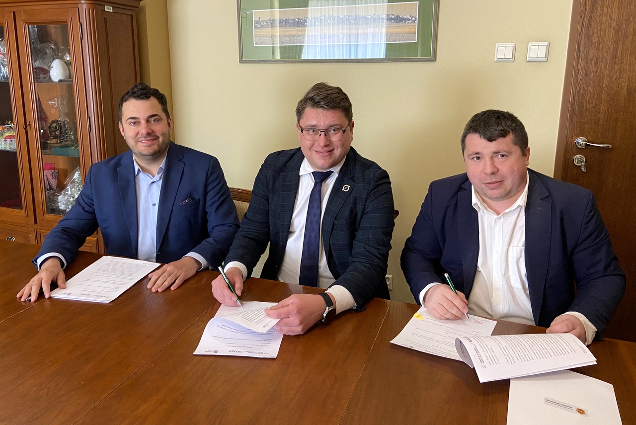 Od lewej: prezydent Łomży Mariusz Chrzanowski, kanclerz SGMK Wojciech Kondrat i zastępca prezydenta Łomży Andrzej Stypułkowski