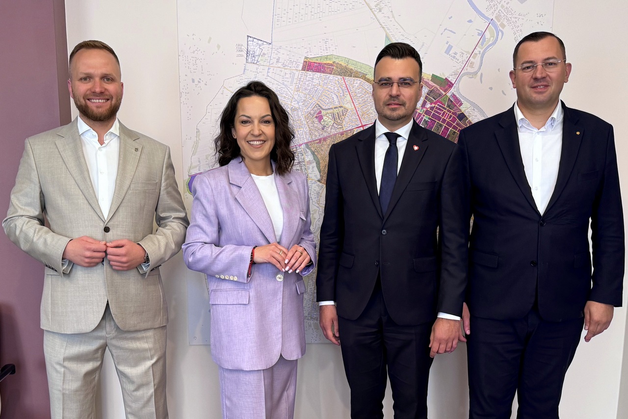 zastępca prezydenta Łomży Piotr Serdyński, poseł Alicja Łepkowska-Gołaś, Maciej Wróbel - sekretarz stanu w Ministerstwie Kultury i Dziedzictwa Narodowego oraz Stefan Krajewski - sekretarz stanu w Ministerstwie Rolnictwa i Rozwoju Wsi 