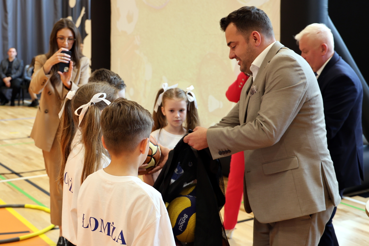 Prezydent Łomży Mariusz Chrzanowski przekazał uczniom piłki do zajęć sportowych