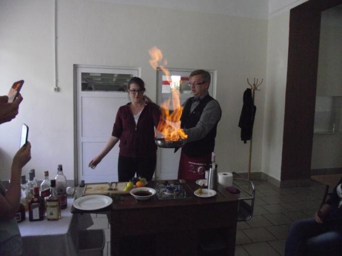 Triki kelnerskie i flambirowanie  na kursie kelnerskim w Wecie
