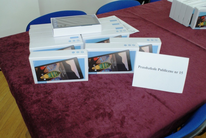 Przekazanie tabletów łomżyńskim przedszkolom