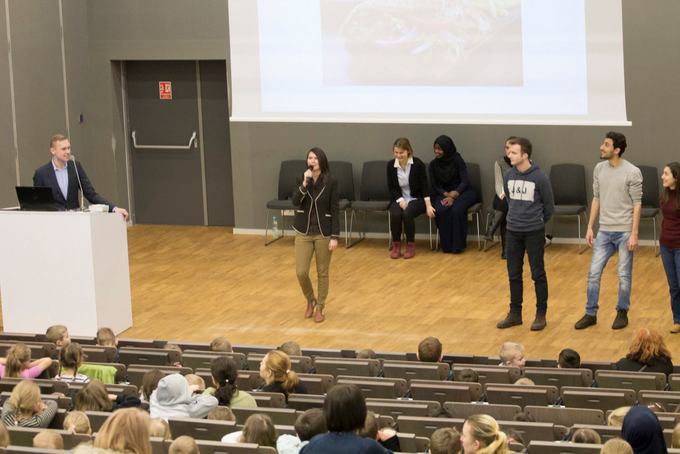Sześciolatkowie poznają świat ze studentami PWSIiP