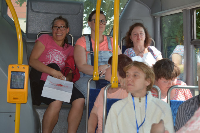 Autobusowa przejażdżka podopiecznych DPS