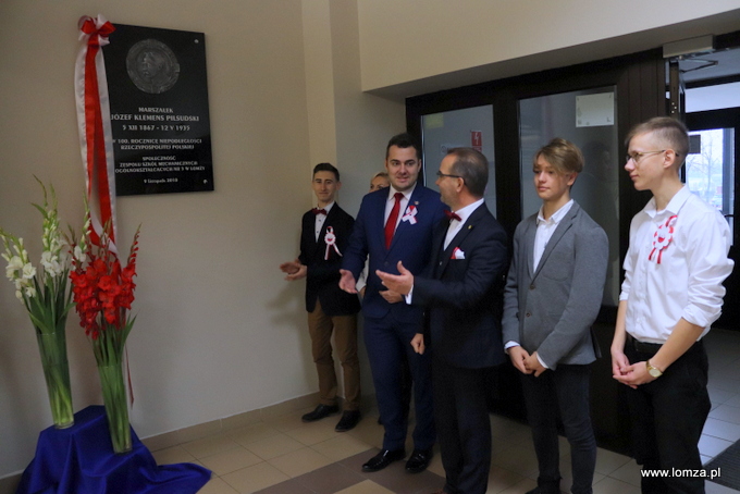 Mechaniak z tablicą upamiętniającą jego Patrona