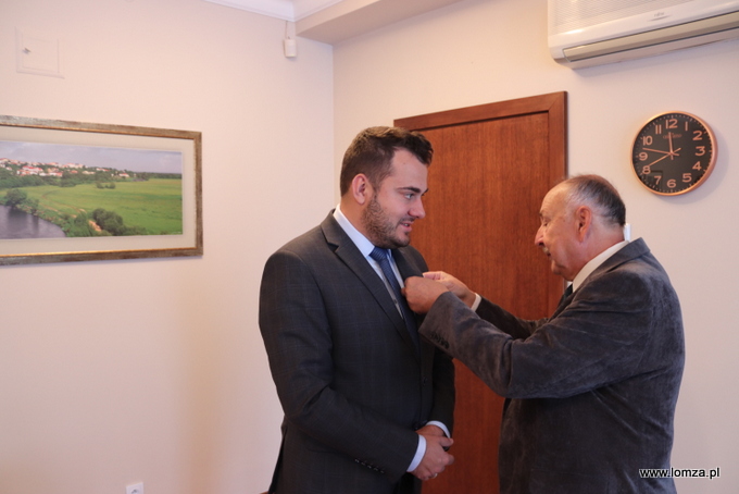 Prezydent z odznaką od działkowców
