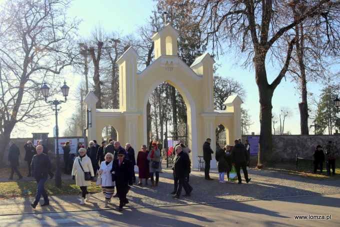Łomżanie odwiedzali groby bliskich. Zebrano ponad 51 tys. zł na renowację cmentarnych zabytków