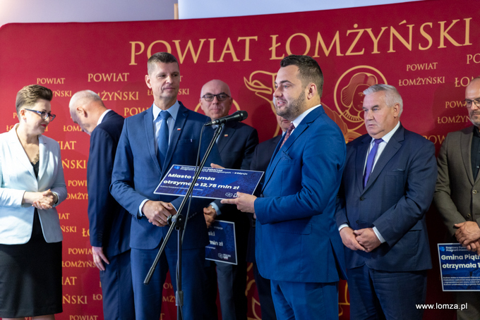 Samorządowcy z czekami z Polskiego Ładu