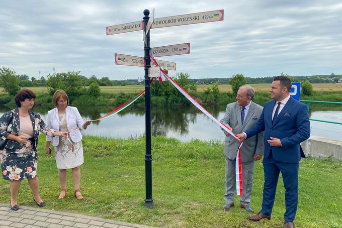 Tablica z miastem Kazanłyk odsłonięta