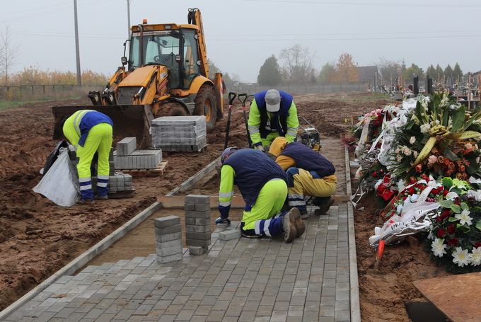 Przedświąteczne porządki na łomżyńskich cmentarzach komunalnych