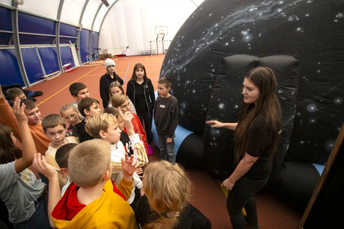 Mobilne planetarium Kopernika w łomżyńskiej Strefie SOWA