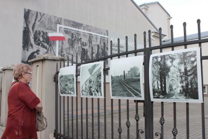 „Dawnej Łomży czar” na wystawie plenerowej