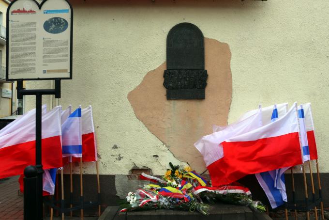 Kwiaty w przededniu rocznicy likwidacji getta