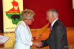 w imieniu władz Łomży jubileuszu 40-lecia pracy zawodowej prof. dr hab. Mirosławowi Kleczkowskiemu gratulowała z-ca Prezydenta Łomży Mirosława Kluczek