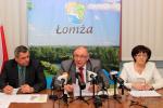 Od lewej: dyrektor MPGKiM Arkadiusz Kułaga, Prezydent Łomży Mieczysław Czerniawski, Skarbnik Miasta Grażyna Kołodziejska