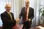 dyrektor MPK Janusz Nowakowski i rektor PWSIiP Robert Charmas