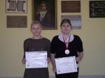 Milena Rybicka (z lewej) i Karolina Kłosek (z prawej), uczestniczki XVII Ogólnopolskiej Olimpiadzie Wiedzy o Żywności