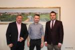 Kompozytor i dyrygent Jakub Milewski (w środku) gościł w Ratuszu
