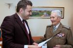 Prezydent Łomży Mariusz Chrzanowski i kpt. Bronisław Karwowski ps. Grom