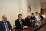 Prezydent Mariusz Chrzanowski wspiera łomżyński sport (w środku). Pierwszy z lewej Robert Charmas - rektor PWSIiP, od prawej Andrzej Wojtkowski - prezes klubu