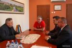 Prezes Podlaskiego ZPN Witold Dawidowski (pierwszy z lewej) w gabinecie Prezydenta Łomży 