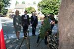 w imieniu władz Łomży kwiaty złożyli Prezydent Mariusz Chrzanowski, jego zastępca Agnieszka Muzyk oraz Przewodniczący Rady Miejskiej Wiesław Grzymała