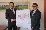 Prezydent Łomży Mariusz Chrzanowski (z lewej) i Andrzej Pyliński, dyrektor Banku PKO BP Odział Łomża (z prawej)