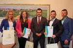 Od lewej: lekkoatletki Justyna Korytkowska, Beata Trzonkowska, Prezydent Łomży Mariusz Chrzanowski, karateka Maciej Tercjak oraz trener Andrzej Korytkowski