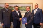 Prezydent Łomży Mariusz Chrzanowski i dyrektor Zakładu Karnego w Czerwonym Borze płk Tadeusz Kaczyński. Pierwszy od lewej kpt Grzegorz Bazydło (starszy inspektor ds. zatrudnienia osadzonych), pierwszy od prawej: Mariusz Zapert (zastępca dyrektora MPGKiM w Łomży)