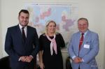 Od lewej: Prezydent Łomży Mariusz Chrzanowski, dyrektor Departamentu Polityki Inwestycyjnej Ministerstwa Rozwoju Grażyna Ciurzyńska oraz wiceprzewodniczący Sejmiku Województwa Podlaskiego - Marek Olbryś