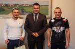Damian Zorczykowski (pierwszy z lewej) i Patryk Surdyn (pierwszy z prawej) gościli u Prezydenta Łomży Mariusza Chrzanowskiego (w środku)