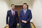 Prezydent Łomży Mariusz Chrzanowski (z prawej) podczas spotkania z prezesem Agencji Rynku Rolnego Łukaszem Hołubowskim (z lewej)