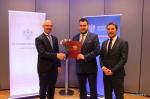 Prezydent Łomży Mariusz Chrzanowski (w środku) oraz jego zastępca Andrzej Garlicki (pierwszy z prawej) wraz z podsekretarzem stanu z ministerstwa energii Michałem Kurtyką