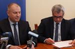 Skierowanie do etapu przetargowego obwodnicy Łomży podpisuje wiceminister infrastruktury i budownictwa Jerzy Szmit. Obok Krzysztof Kondraciuk, generalny dyrektor budowy dróg krajowych i autostrad. 