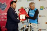 Prezydent Łomży Mariusz Chrzanowski otrzymał symboliczny pakiet startowy