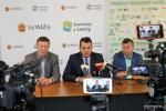 Konferencja prasowa z udziałem Prezydenta Łomży Mariusza Chrzanowskiego (w środku). Pierwszy z lewej: Michał Szczepankowski, dyrektor marketingu Prefbet Śniadowo, od prawej Andrzej Korytkowski, prezes Prefbet Śniadowo Łomża