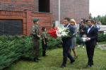 Hołd poległym składają władze Miasta Łomża: Prezydent Mariusz Chrzanowski (w środku) oraz jego zastępcy - Agnieszka Muzyk i Andrzej Garlicki