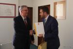 Prezydent Łomży Mariusz Chrzanowski pogratulował Emilianowi Kudybie otrzymania odznaczenia państwowego