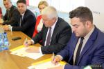 Dokument podpisują Prezydent Łomży Mariusz Chrzanowski oraz mer Lidy Michaił Karpowicz