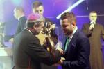 Prezydent Łomży odbiera statuetkę 