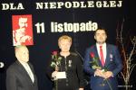 Jan Karczewski ze Związku Kombatantów RP i Byłych Więźniów Politycznych, Starosta Łomżyński Elżbieta Parzych oraz Prezydent Łomży Mariusz Chrzanowski