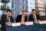 porozumienie dotyczące finansowania inwestycji Prezydent Łomży Mariusz Chrzanowski podpisał z pełnomocnikiem rządu ds. organizacji Krajowego Zasobu Nieruchomości Tomaszem Tomalą oraz pełnomocnikiem rządu ds. budowy mieszkań Tomaszem Żuchowskim