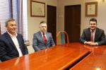 Spotkanie w Ratuszu: prezydent Łomży Mariusz Chrzanowski (od prawej), prezes Bancom Call Center (w środku), prezes Parku Przemysłowego Łomża Andrzej Kiełczewski (od lewej)