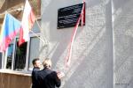 Tablicę odsłonił prezydent Łomży Mariusz Chrzanowski