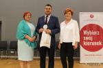 Prezydent Łomży Mariusz Chrzanowski z pamiątkową statuetką. Obok po prawej - Aleutyna Kołos, prezes oddziału ZNP w Łomży, po lewej Ewa Chludzińska - radna miejska
